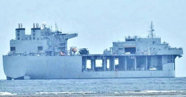 沖縄の海に現れた「海上基地」　ヘリが離着艦訓練　キャンプ・シュワブ沖