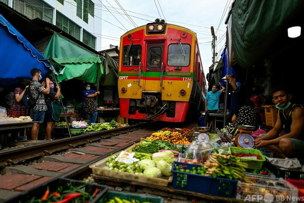 屋台すれすれ…「鉄道市場」に観光客復活の兆し タイ