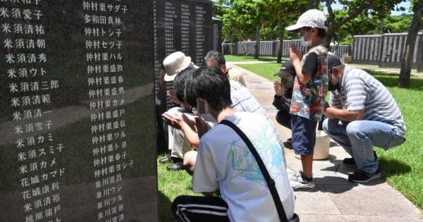 サイパンで亡くなった母の名前呼ぶ　沖縄戦の遺族ら「平和の礎」で追悼　「慰霊の日」前に密避け訪問