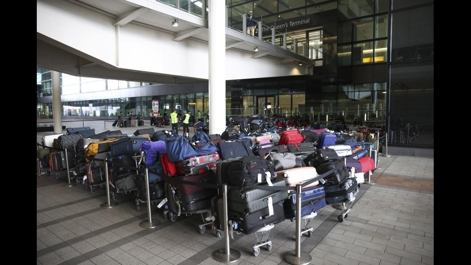 英ヒースロー空港からスーツケースがあふれる、人手不足で処理しきれず（字幕・19日）