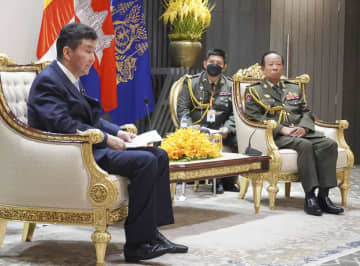 岸防衛相、対中で連携を要請　カンボジア国防相と会談