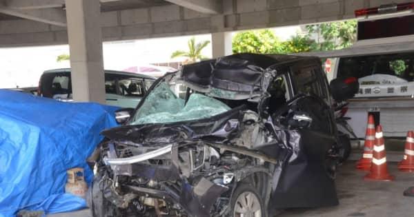 軽自動車とトラックが衝突、軽に乗っていた女性が死亡　沖縄自動車道