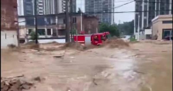 洪水にのまれた消防車、隊員は無事脱出　中国広東省