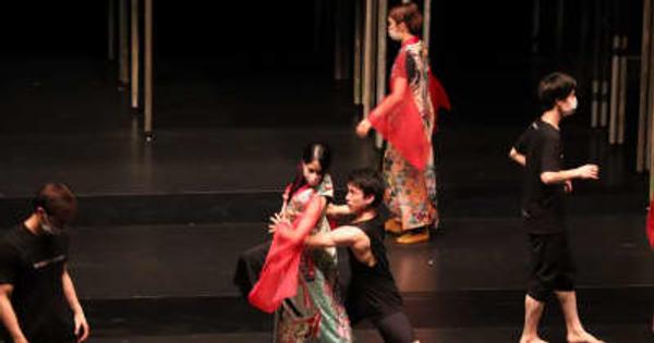 新潟市民芸術文化会館（新潟市中央区）専属舞踊団「Noism」が、太鼓芸能集団「鼓童」との初共演舞台のリハーサルを公開