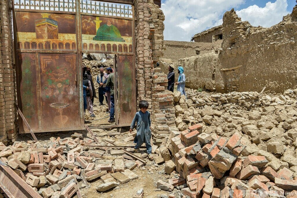 アフガン東部地震、救助活動難航