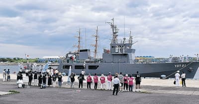海自水中処分母船、海王岸壁に入港　新湊、25日から公開
