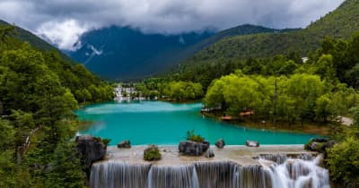 夏の観光シーズン到来　雲南省玉竜雪山風景区