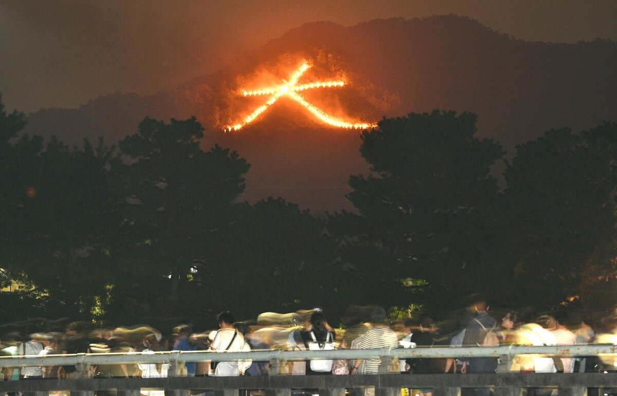 京都「五山の送り火」3年ぶりに全面点火して実施　お盆の伝統行事