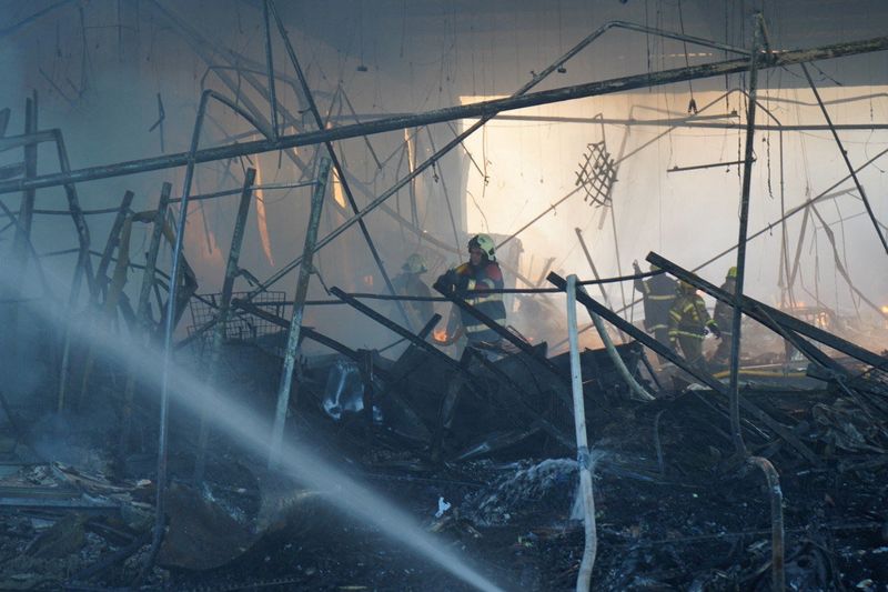 ウクライナ兵器庫への攻撃で商業施設に火災発生＝ロシア国防省