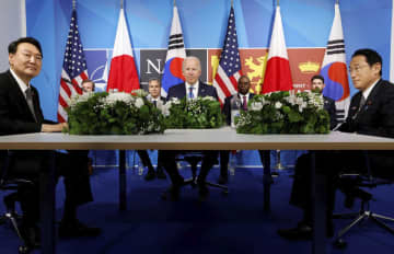 日米韓首脳、安保協力強化で一致　対北朝鮮、5年ぶり会談