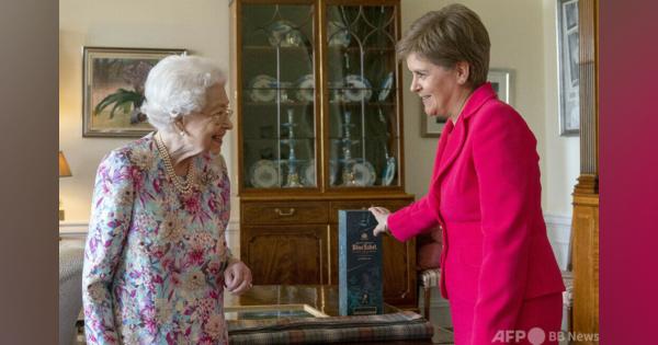 英女王、スコットランド首相と面会 独立投票実施表明の翌日