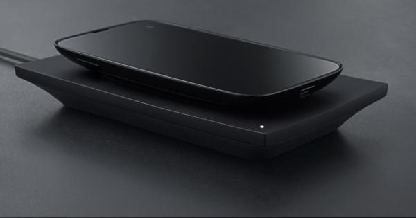 バルミューダが「BALMUDA Phone」専用のワイヤレス充電器を発売