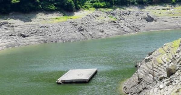 早明浦ダムの水位低下　高知県大川村の旧役場9年ぶり姿現す