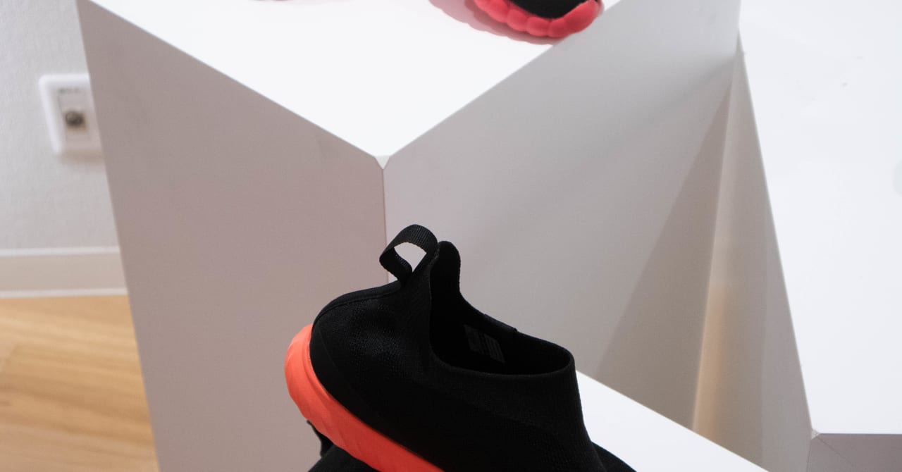 ボコボコから一転ミニマルなデザインに　ミズノが高反発ソール素材の新作スニーカーを発売
