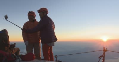 富士山で山開き　ご来光に登山客から歓声　検温が済んだ登山者にリストバンド　山梨県側の吉田ルート