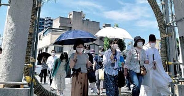 大勢の客！国道17号沿いに4メートル「茅の輪」登場、熊谷の高城神社　残り半年も健康に　露店並び盛況