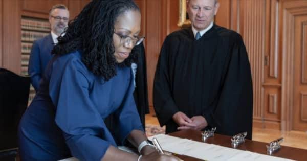 米最高裁判事に初の黒人女性が就任　リベラル派のジャクソン氏