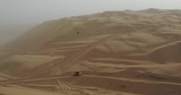 タクラマカン砂漠を縦断する道路開通　新疆ウイグル自治区