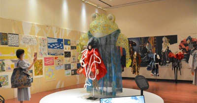 衣装がつくり出す不思議の森　ひびのこづえさんの個展開幕　熊本市現代美術館