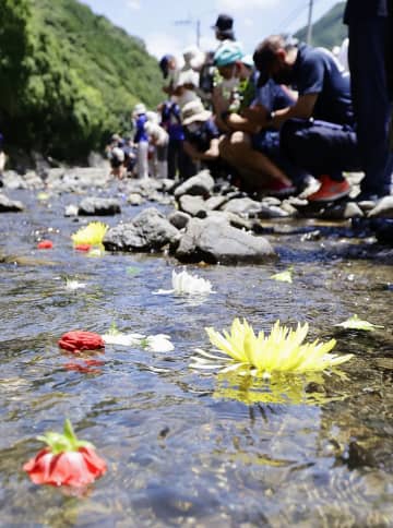 川に花流し、犠牲者悼む　熊本・球磨「支援に感謝」