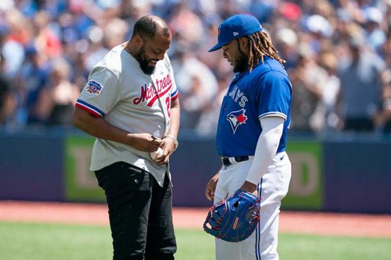 MLB】ゲレーロ親子が始球式で“共演” 親子ボブルヘッドに数千人が長蛇の