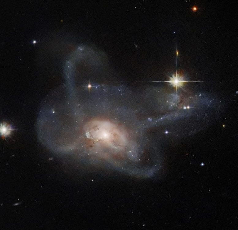 銀河が結んだ宇宙のリボン。ハッブルが撮影した“オリオン座”の不思議な銀河