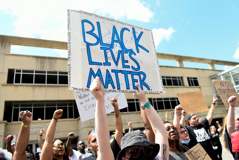 米オハイオ州アクロンで夜間外出禁止令、黒人男性射殺の抗議デモ激化