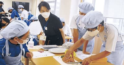 台湾パイナップル調理　新湊中3年　食文化を理解