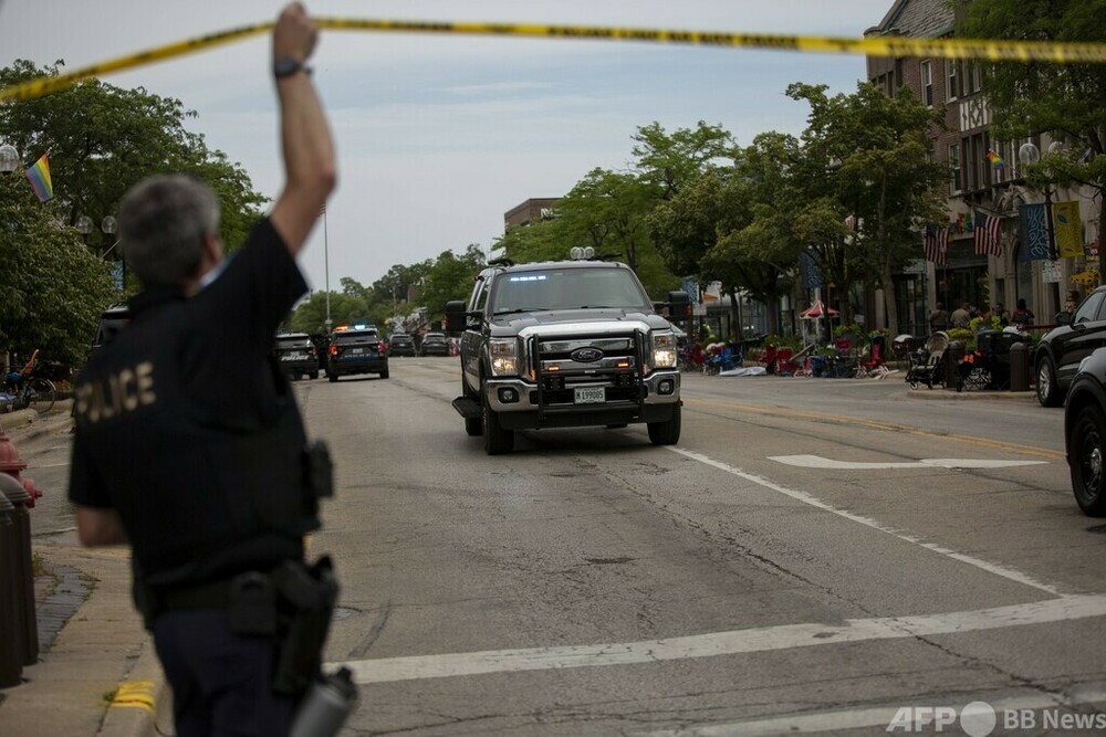 米独立記念日パレードで銃乱射、6人死亡 容疑者逃走