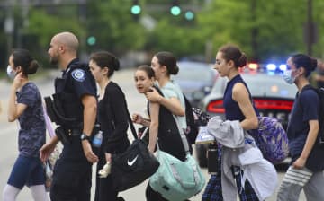 米シカゴ近郊で銃乱射、6人死亡　独立記念日のパレード、男拘束