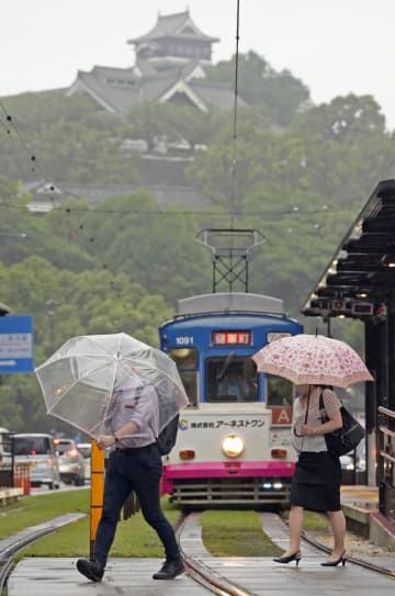 台風4号、温帯低気圧に　西、東日本は大雨恐れ