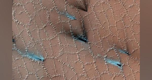 火星に春を告げる、青い噴出物　NASAの探査衛星MROが捉える