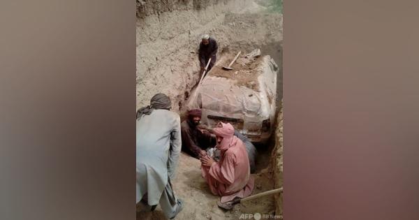 タリバン元指導者の「逃走用自動車」を発掘 アフガン