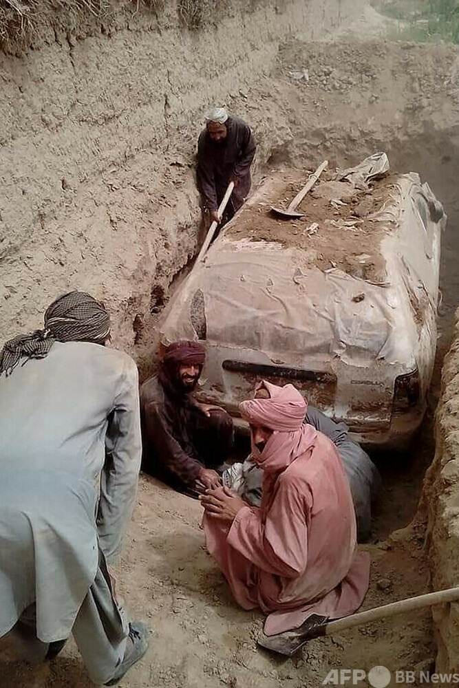 タリバン元指導者の「逃走用自動車」を発掘 アフガン