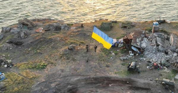 ウクライナ軍、奪還の島に国旗掲げ　ロシア「直ちに空爆」主張