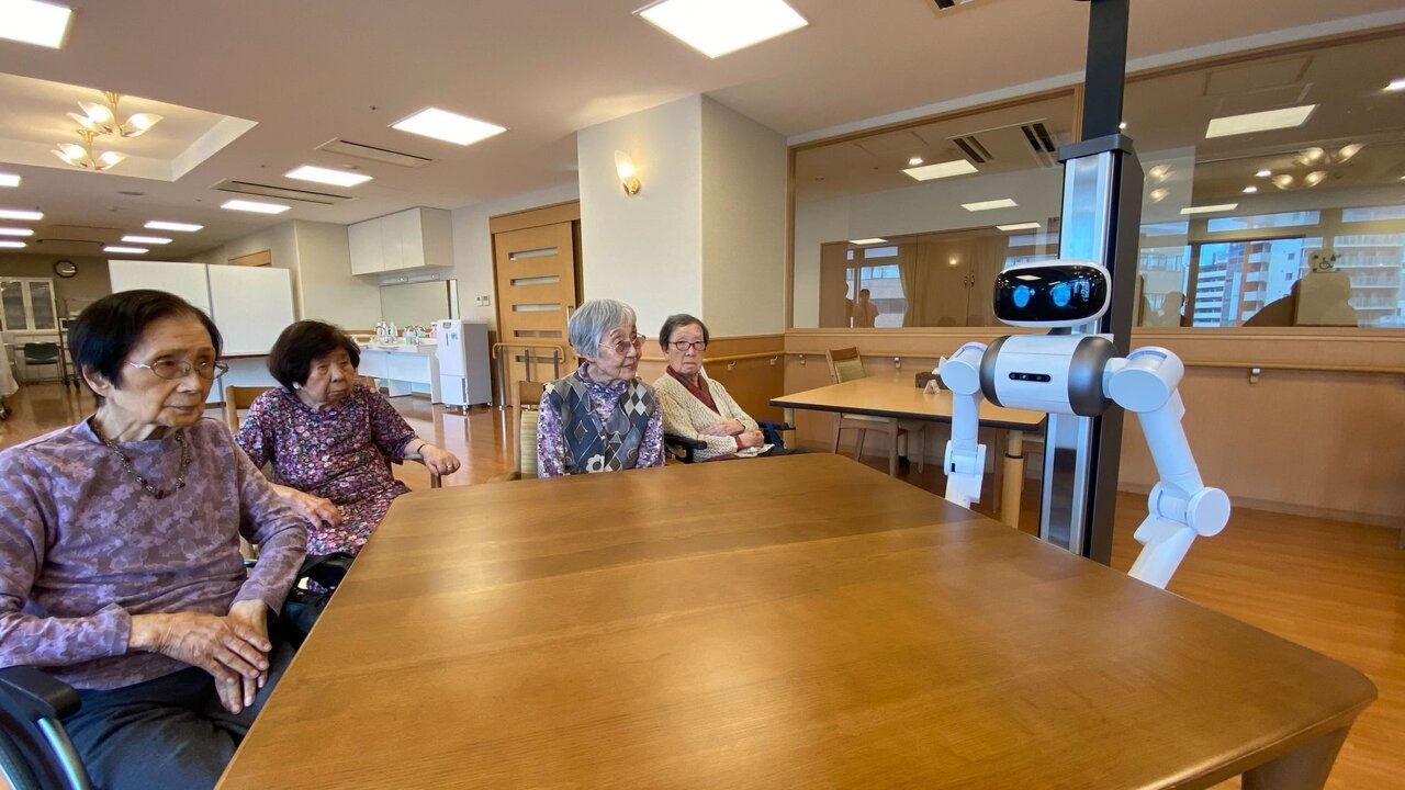 ツクイホールディングスら、有料老人ホームで介護アバターロボットの実証実験を開始