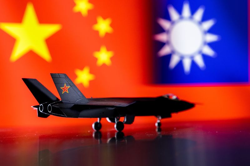 中国軍機、海峡中間線を通過、台湾は「挑発」と非難