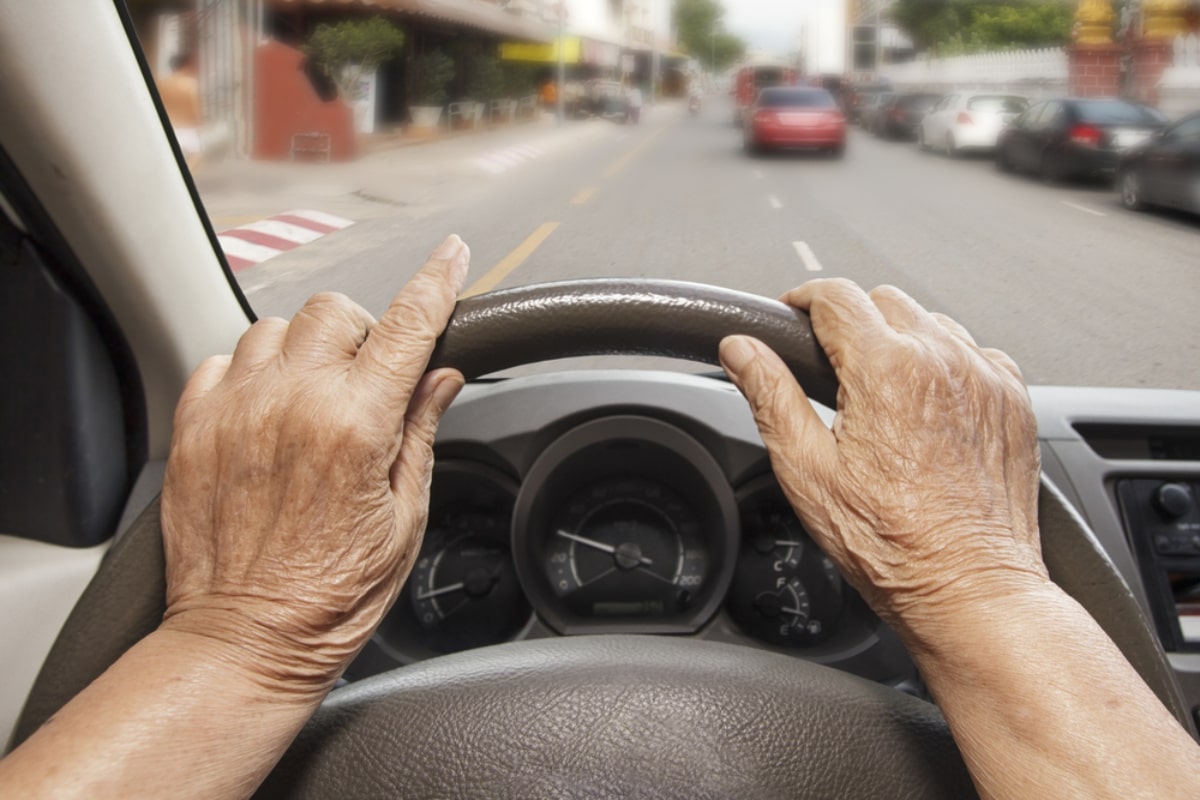 高齢ドライバーの「免許返納」に関する調査、親と話したことがある人は約4割　返納義務化は賛成派が多数に