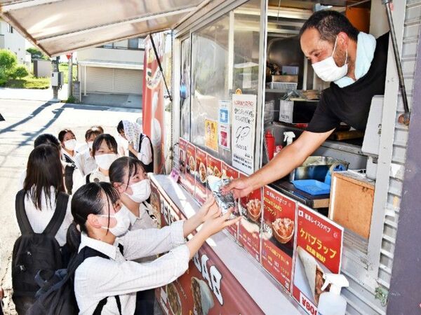 高校生らが手軽に軽食買える場を　キッチンカーが吉野川市川島町に定期出店