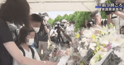 安倍元首相銃撃から一夜明け 事件現場に多くの人が献花