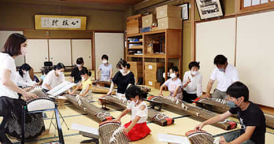 伝統芸能に親しもう　高岡で教室、小学生が琴・尺八体験