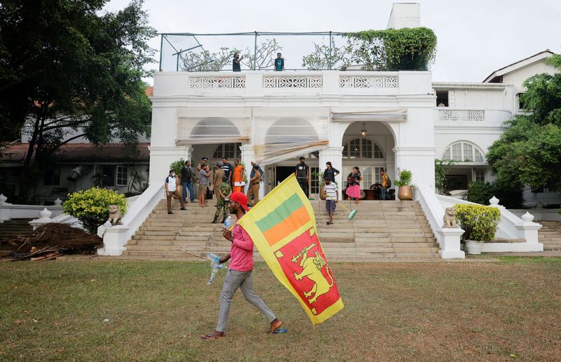 スリランカの反政府指導者、大統領と首相正式辞任まで公邸占拠表明