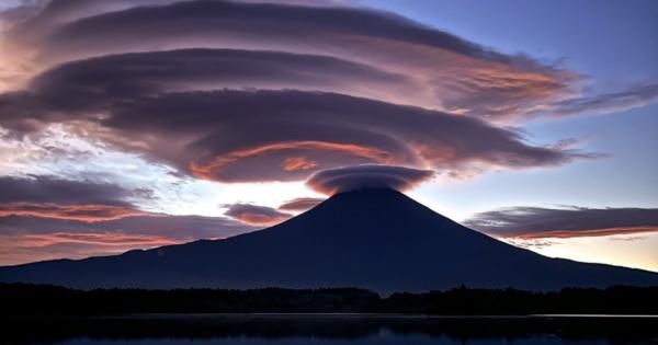 富士山上空、巨大「吊るし雲」現る。