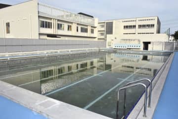 水泳授業で児童63人が擦り傷　名古屋、プール施工原因か