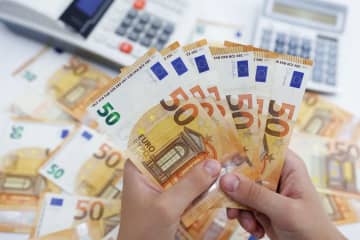 ユーロとドル、ほぼ等価に　20年ぶり、欧州景気に懸念