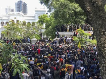 スリランカで政権崩壊、非常事態　大統領が国外逃亡、辞任へ