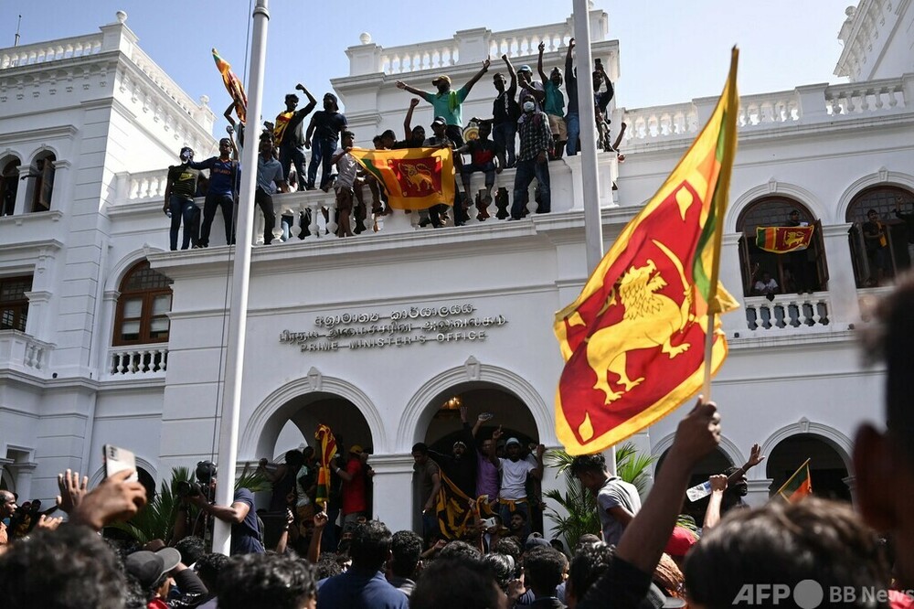 スリランカのデモ隊、今度は首相府に突入