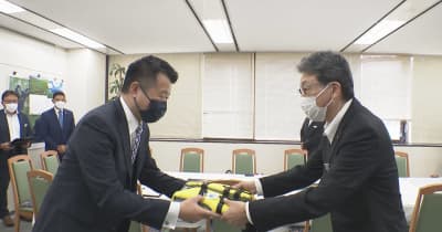 水難事故から子どもを守る　保険会社などが香川県教委にライフジャケットを寄贈