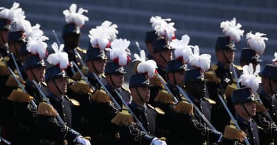 フランス、革命記念日の軍事パレード