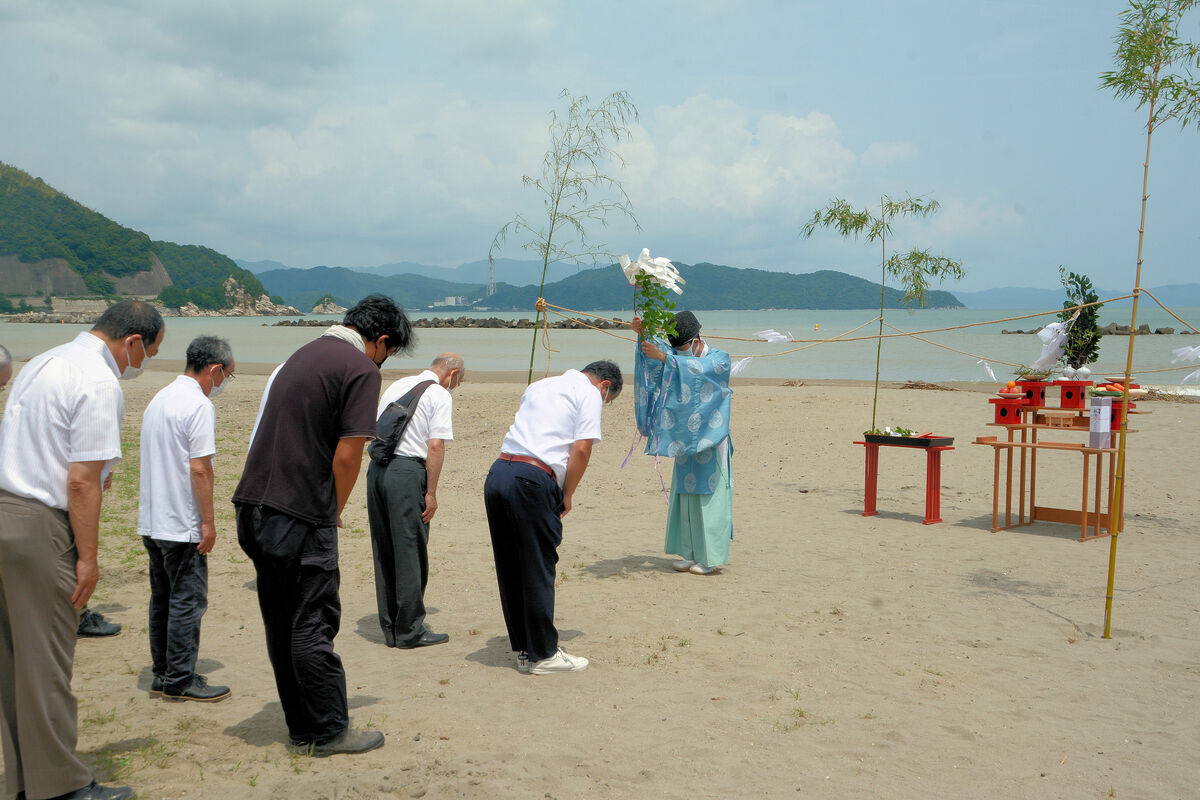 水難事故ゼロへ、海開き前に安全祈願祭　京都・宮津の丹後由良海水浴場